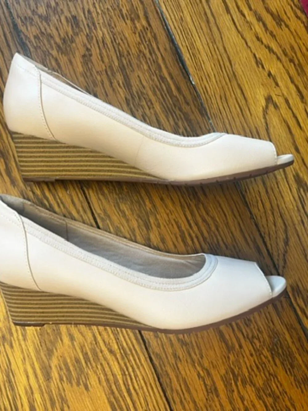 New Women's Clarks Collections Wedge heel peep toe shoe, Size 10, Beige color.